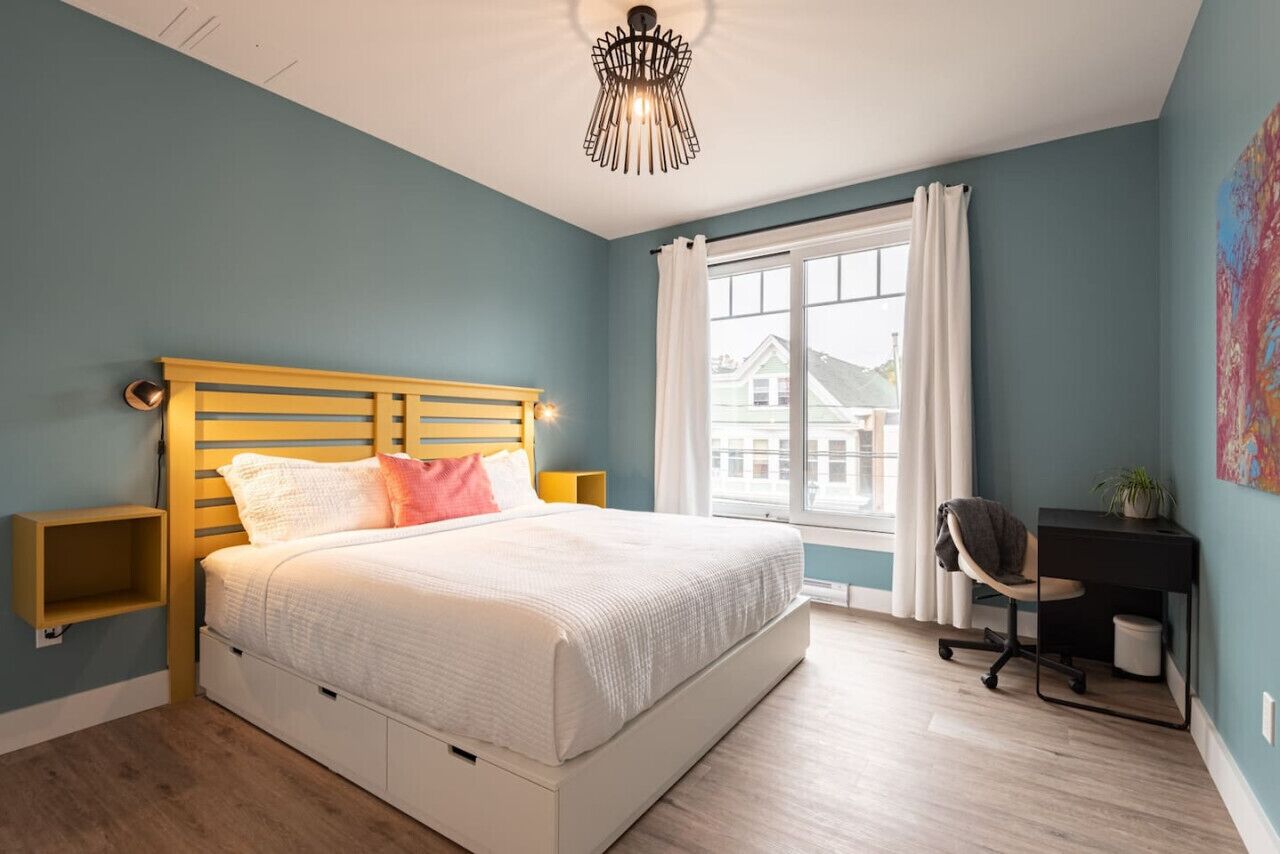 2 soverom, skrivebord, strykejern/-brett og reiseseng for barn