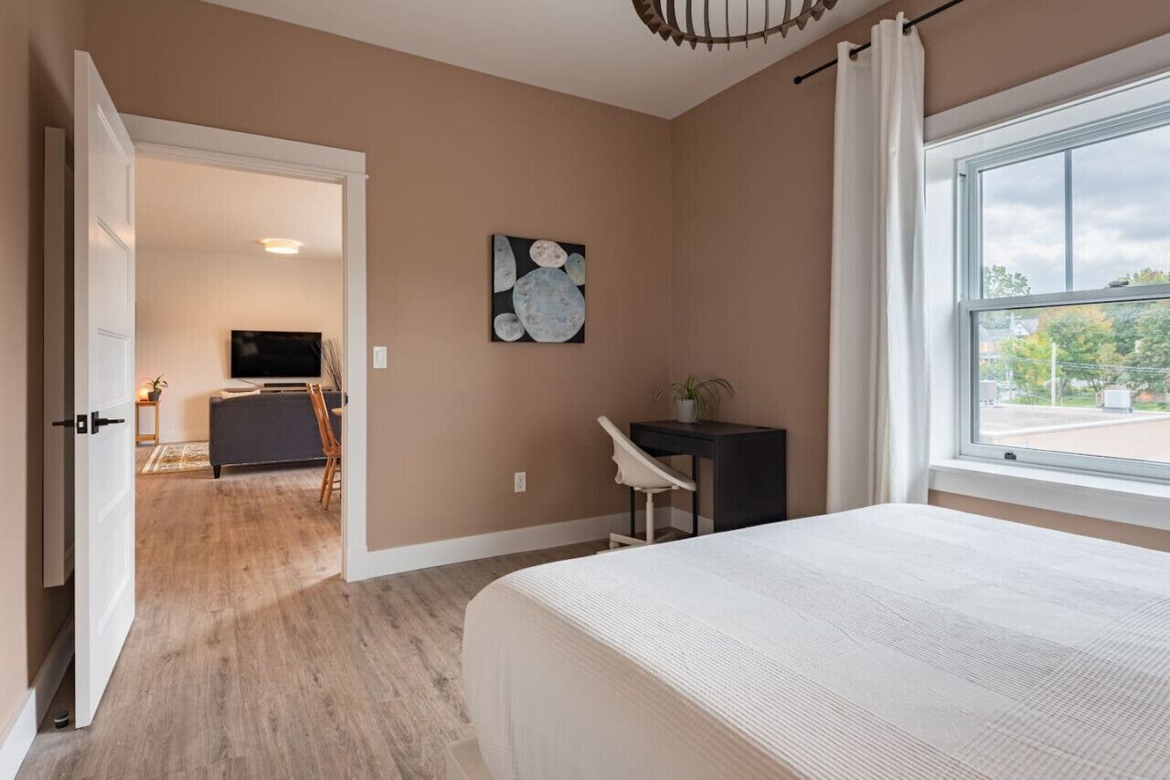 1 habitación, escritorio, tabla de planchar con plancha y cuna de viaje 