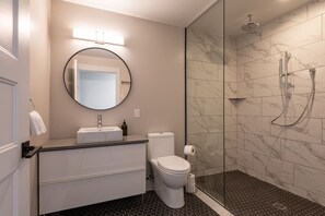 Een haardroger, handdoeken