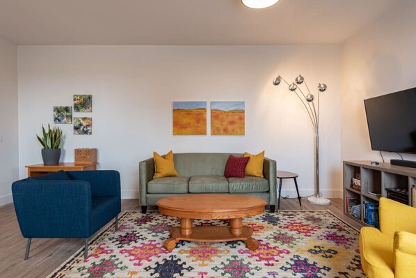 Een televisie en boeken