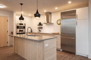 冷蔵庫、電子レンジ、オーブン、コンロ