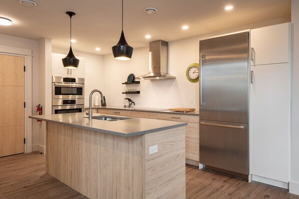 ثلاجة، ميكروويف، فرن، موقد طهي مسطح