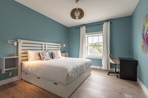 2 chambres, bureau, fer et planche à repasser, lit de bébé portatif