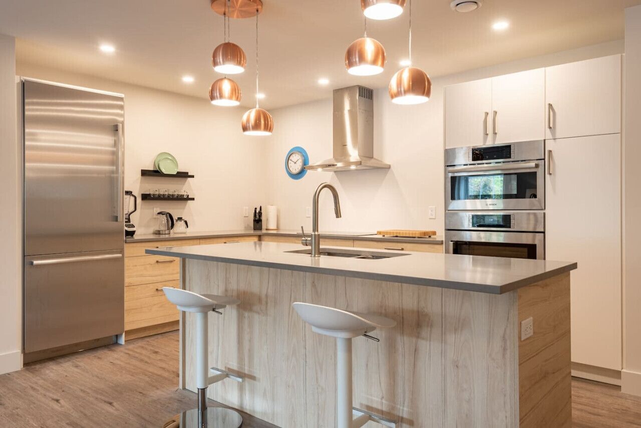 Réfrigérateur, four à micro-ondes, un four, surface de cuisson