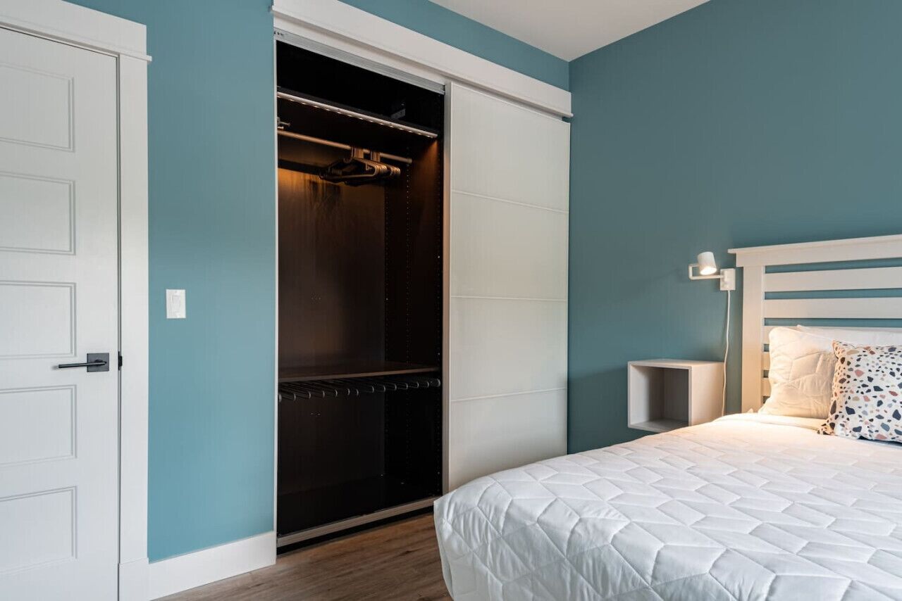 2 chambres, bureau, fer et planche à repasser, lit de bébé portatif