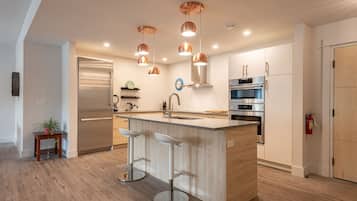 Refrigerador, microondas, horno, placa de cocina