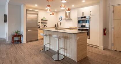 Kings Suite, #303 - Hotel Wolfville - spacious 2 bedroom, downtown Wolfville