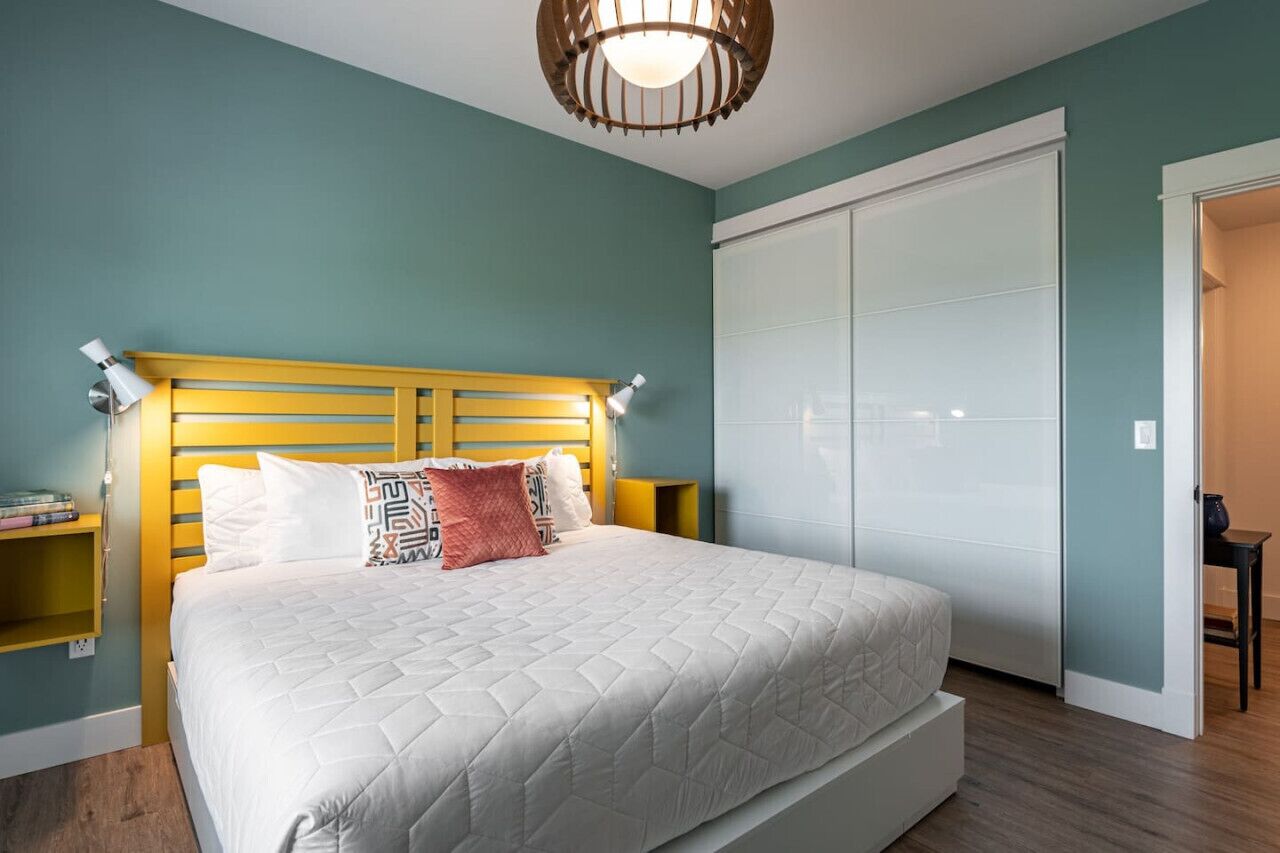 2 Schlafzimmer, Schreibtisch, Bügeleisen/Bügelbrett, Reisekinderbett