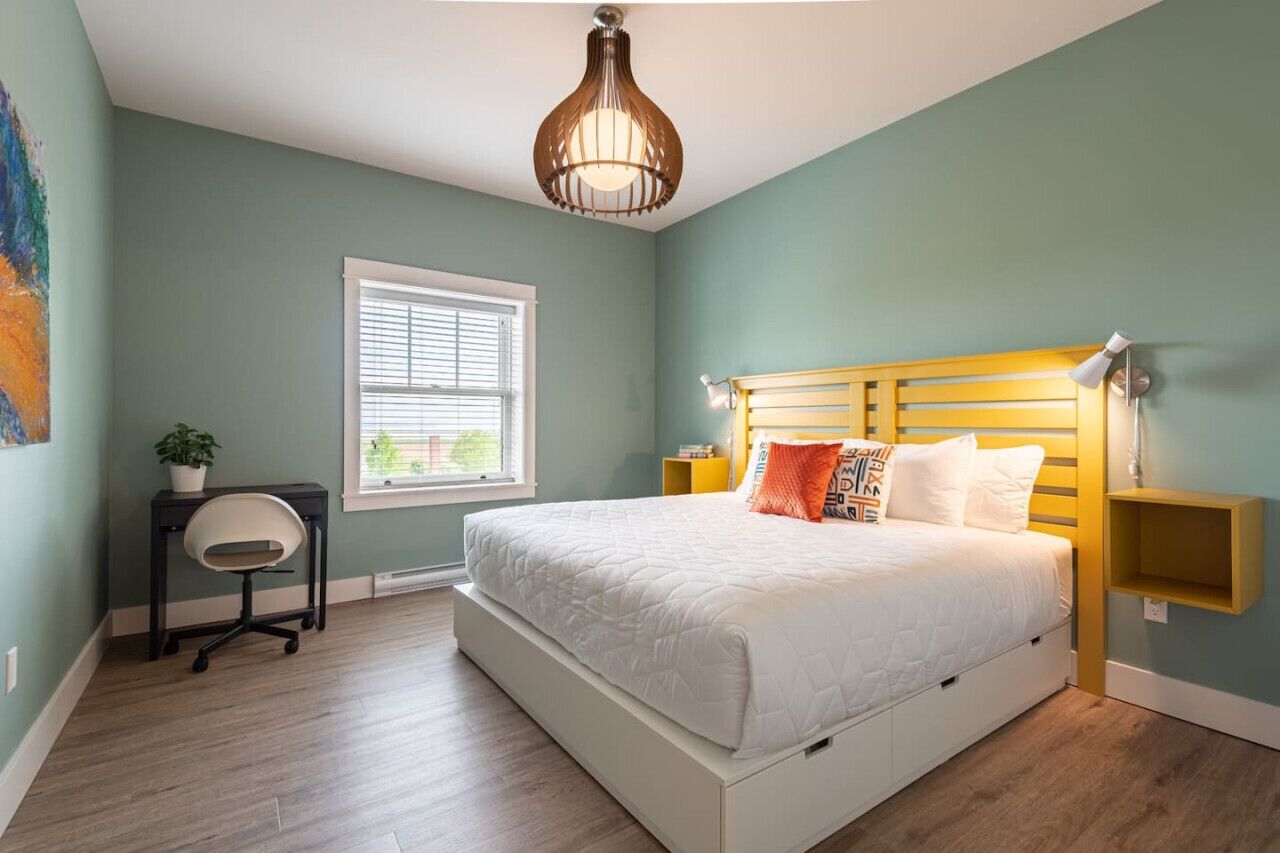 2 chambres, bureau, fer et planche à repasser, lit de bébé portatif