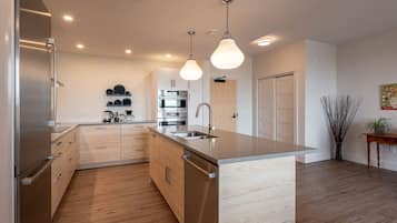 Refrigerador, microondas, horno, placa de cocina