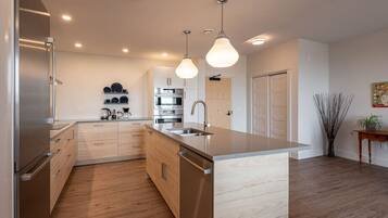 冷蔵庫、電子レンジ、オーブン、コンロ