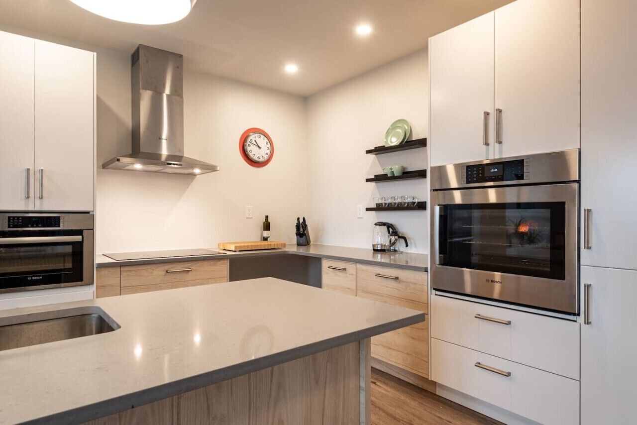 冷蔵庫、電子レンジ、オーブン、コンロ