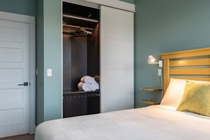 2 slaapkamers, een bureau, een strijkplank/strijkijzer, reisbedje