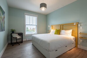 2 soverom, skrivebord, strykejern/-brett og reiseseng for barn