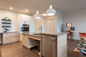 Geladeira, micro-ondas, fogão, cooktop