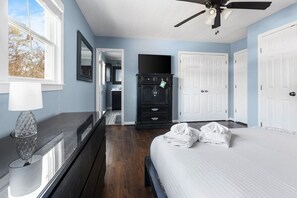 5 bedrooms, desk, iron/ironing board, travel cot