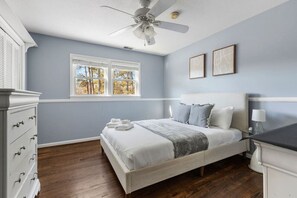 5 Schlafzimmer, Schreibtisch, Bügeleisen/Bügelbrett, Reisekinderbett