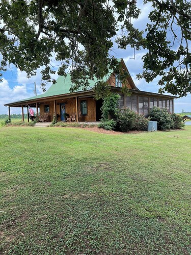 Luxe cabin minutes away from Marty Stuart's Congress of Country Music