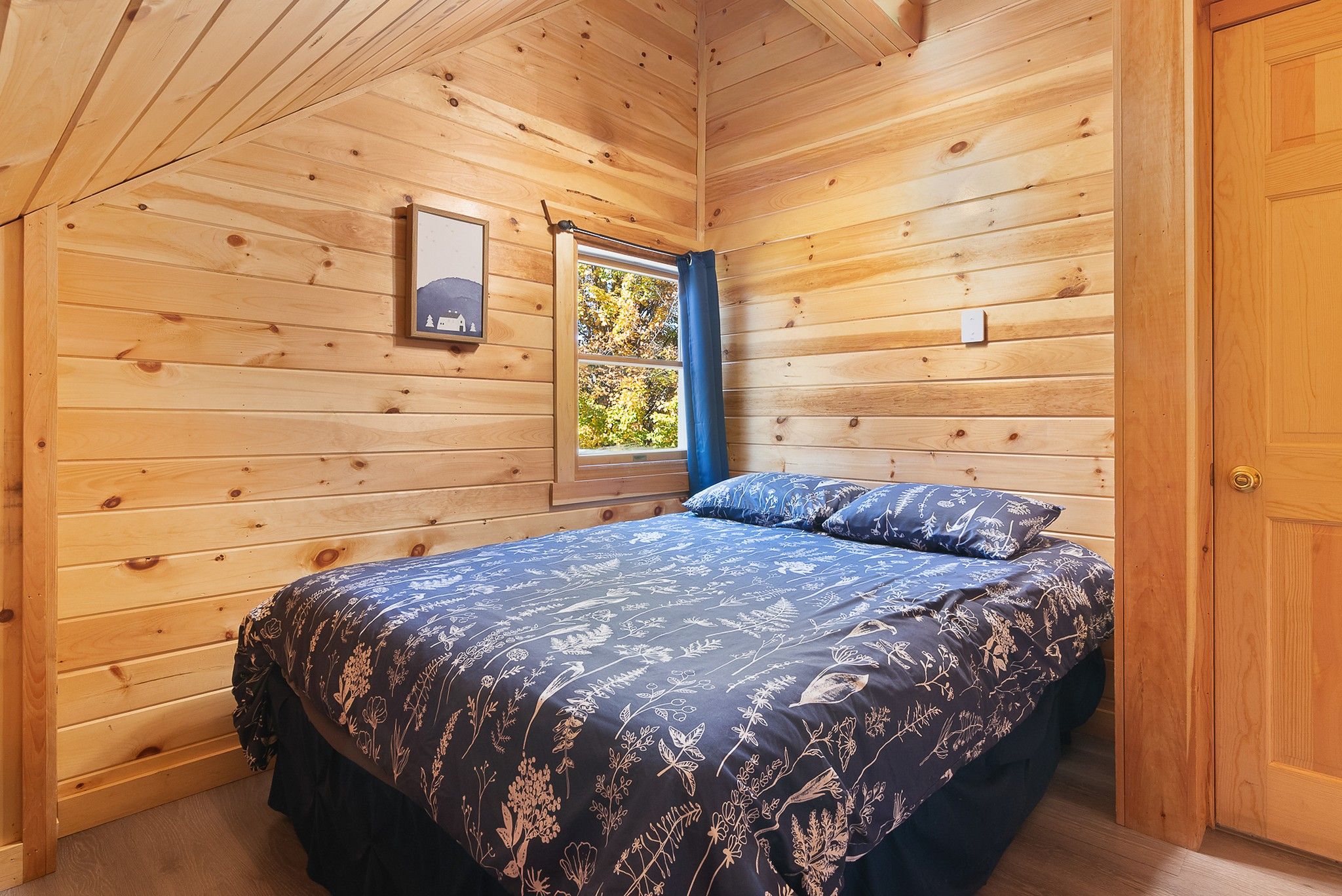 Upstairs bedroom - queen bed