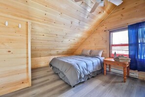 9 bedrooms, travel crib, free WiFi, bed sheets - CHALET with INDOOR POOLHOUSE base of HUNTER mountain (Lanesville)