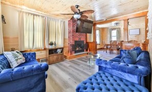 Smart TV, fireplace, foosball, books - Log cabin with INDOOR POOL foot of hunter mountain (Lanesville)