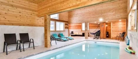 Innendørsbasseng og et oppvarmet basseng