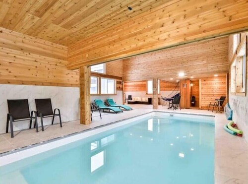 Log cabin with INDOOR POOL foot of hunter mountain