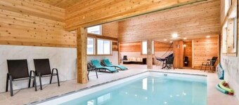Log cabin with INDOOR POOL foot of hunter mountain