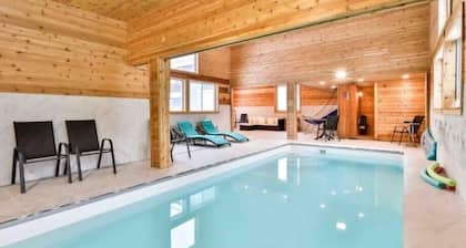 Log cabin with INDOOR POOL foot of hunter mountain