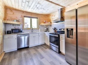 Fridge, microwave, oven, stovetop - Log cabin with INDOOR POOL foot of hunter mountain (Lanesville)