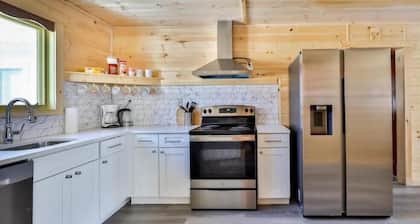 Log cabin with INDOOR POOL foot of hunter mountain