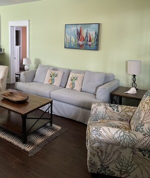 Smart TV, books - Stay at the Seashell Hideaway-Pool,hot tub, Relax on 2 screen porches! Pets ok! (Port St. Joe)