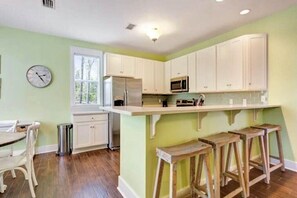 Een koelkast, een magnetron, een oven, een kookplaat