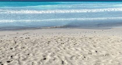 Stay at the Seashell Hideaway-Pool,hot tub, Relax on 2 screen porches! Pets ok!