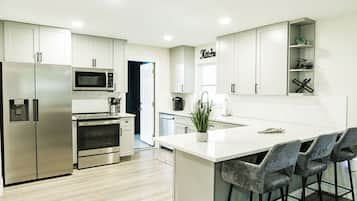 Réfrigérateur, micro-ondes, four, plaque de cuisson