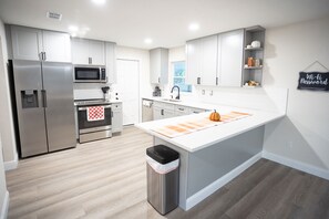Geladeira, micro-ondas, fogão, cooktop