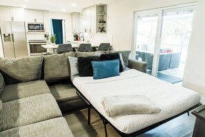 Smart TV, fireplace, video games, books - Mayfair Forrest Retreat !
Come and Enjoy our Clean and Spacious home sleeps 18! (Sanford)