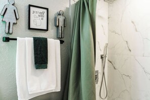 Douche, sèche-cheveux, serviettes fournies, savon