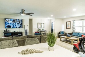 Smart TV, fireplace, video games, books - Mayfair Forrest Retreat !
Come and Enjoy our Clean and Spacious home sleeps 18! (Sanford)