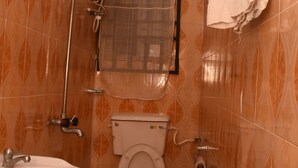 مكتب ومساحة عمل للكمبيوتر المحمول وبديكورات فريدة لكل غرفة