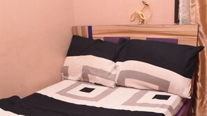 مكتب ومساحة عمل للكمبيوتر المحمول وبديكورات فريدة لكل غرفة