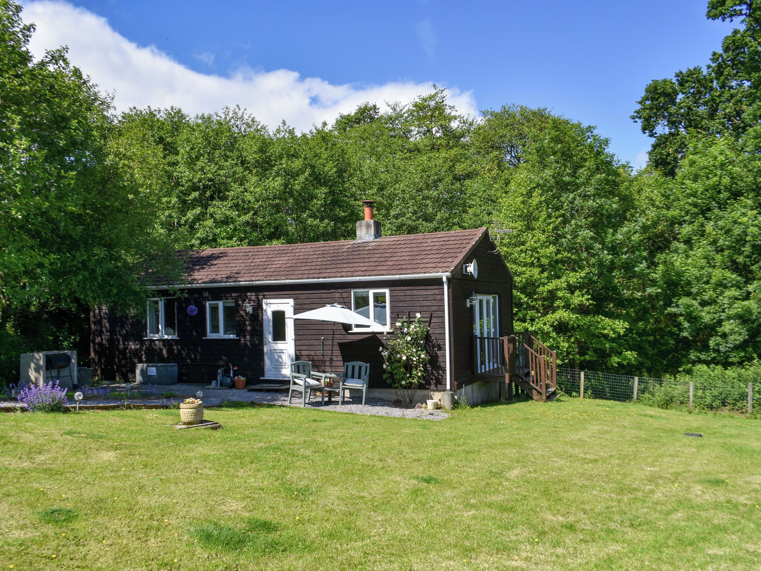 HAZELNUT LODGE, pet friendly, with open fire in Crediton