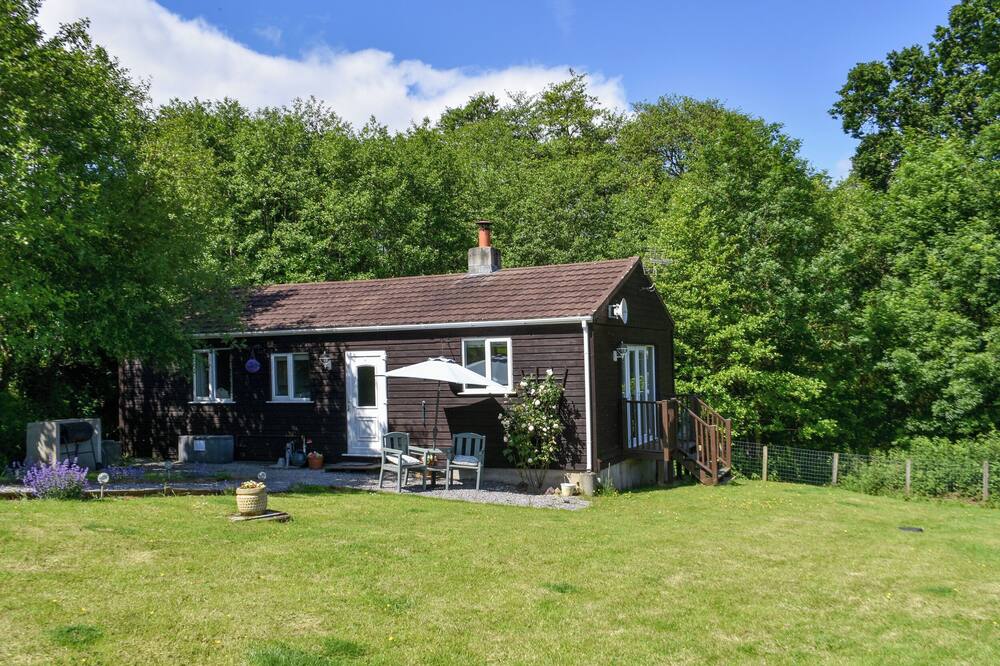 HAZELNUT LODGE, pet friendly, with open fire in Crediton