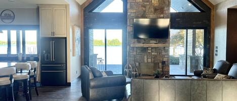 Een smart-tv en een open haard