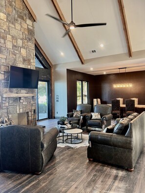 Smart TV, fireplace - Lake Hamilton-New Modern Farm House (Hot Springs)