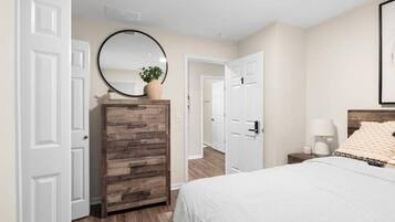 4 makuuhuonetta, työpöytä, Wi-Fi, vuodevaatteet