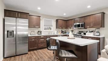 Jääkaappi, mikroaaltouuni, uuni, astianpesukone