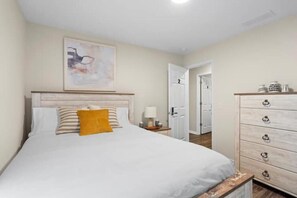 4 bedrooms, desk, WiFi, bed sheets