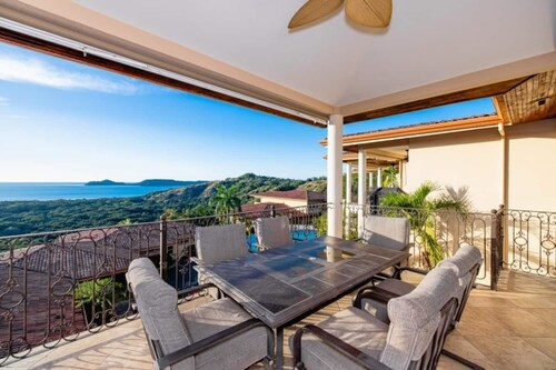 Well appointed 3 bedroom Condo with Expansive Ocean Views