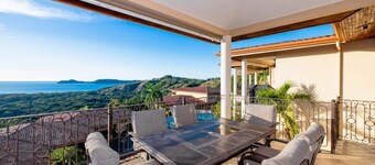 Well appointed 3 bedroom Condo with Expansive Ocean Views